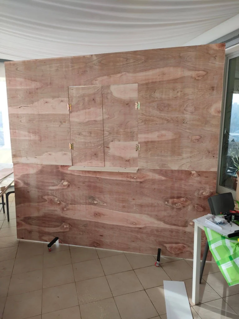 La parete in legno della scenografia in laboratorio
