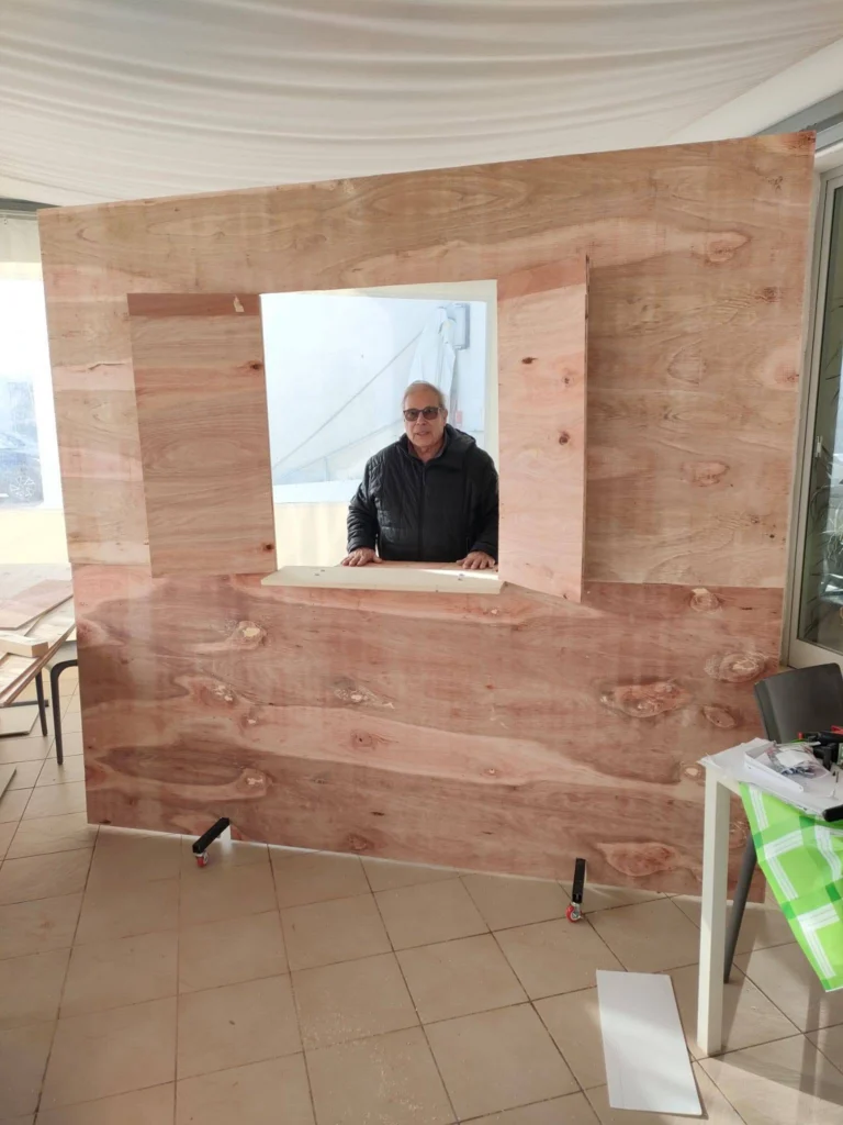 La scenografia in legno con la finestra aperta durante l'allestimento