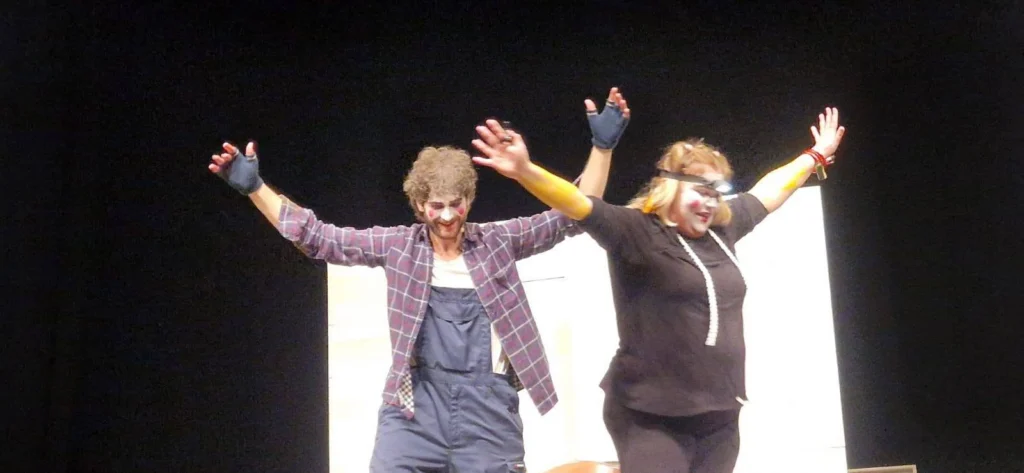 I due interpreti di La bicicletta gialla salutano il pubblico del Teatro Nuovo a braccia alzate