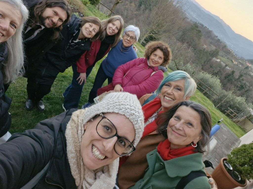 Il gruppo del laboratorio in una foto ricordo all'aperto a Molazzana