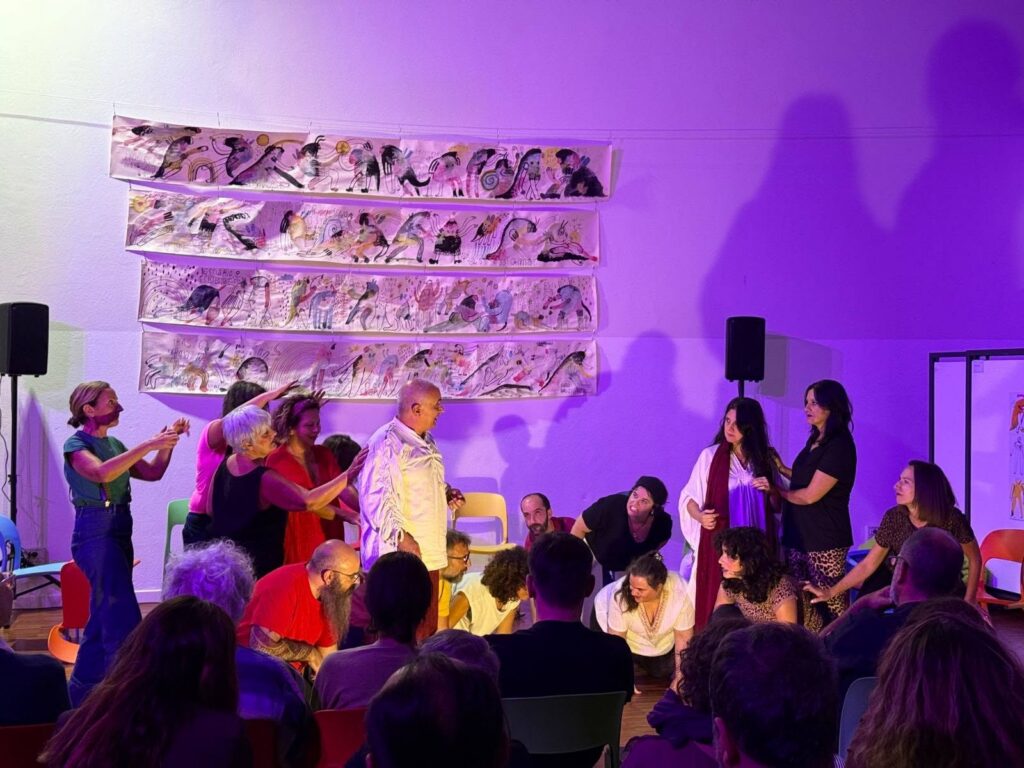 Lo spettacolo in luce viola davanti al pubblico della festa