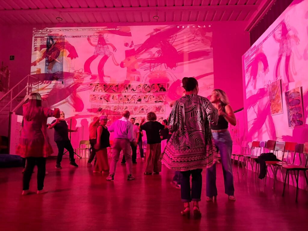 Il dj set in luce rosa allo Spazio Mumu