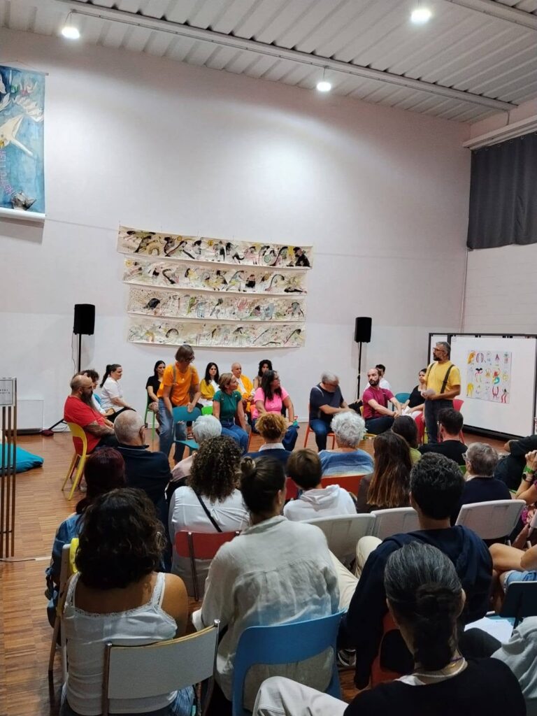 La sala dello Spazio Mumu con il pubblico e gli interpreti