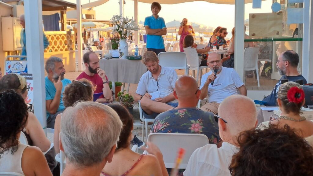 Il pubblico della presentazione sotto il pergolato dell'Alba Big Fish