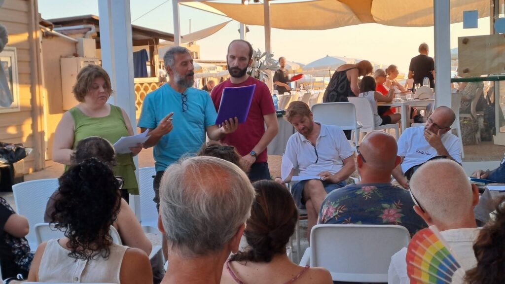 Un lettore di VivaVoce legge un brano davanti al pubblico
