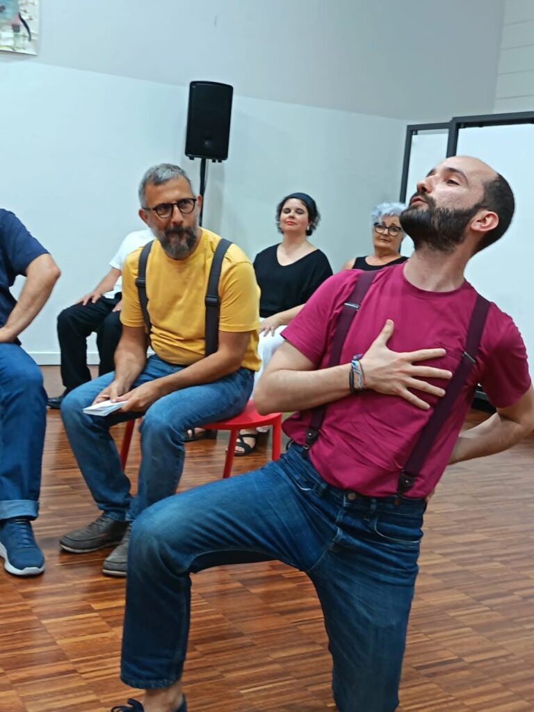 Un attore in scena tra gli allievi seduti